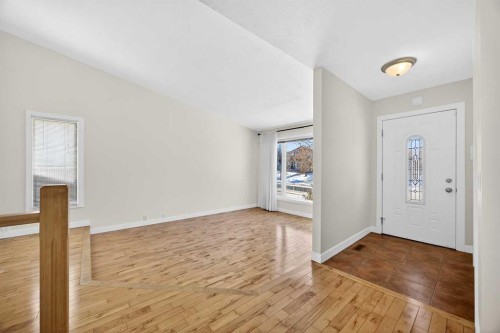 128 Bermuda Drive Nw, Calgary, AB - Indoor Photo Showing Other Room