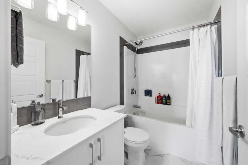 66 Evanscrest Manor Nw, Calgary, AB - Indoor Photo Showing Bathroom