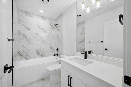 926 21 Avenue Nw, Calgary, AB - Indoor Photo Showing Bathroom