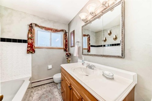 42 Fullerton Road Se, Calgary, AB - Indoor Photo Showing Bathroom