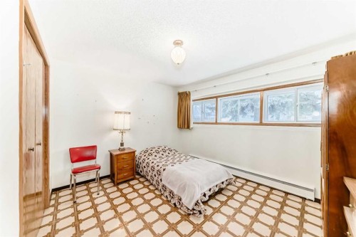 42 Fullerton Road Se, Calgary, AB - Indoor Photo Showing Bedroom