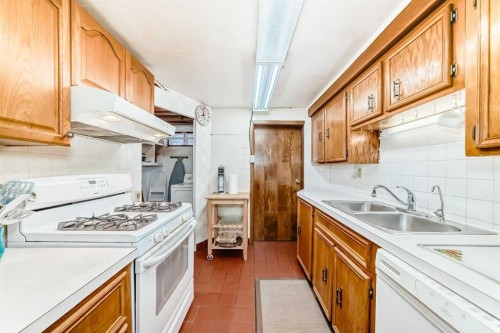 42 Fullerton Road Se, Calgary, AB - Indoor Photo Showing Kitchen With Double Sink