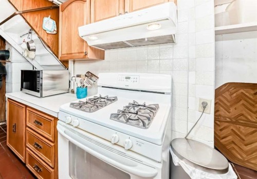 42 Fullerton Road Se, Calgary, AB - Indoor Photo Showing Kitchen
