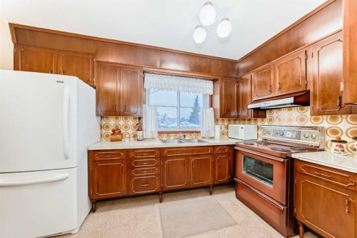 42 Fullerton Road Se, Calgary, AB - Indoor Photo Showing Kitchen With Double Sink