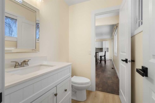 95 Silver Brook Drive Nw, Calgary, AB - Indoor Photo Showing Bathroom