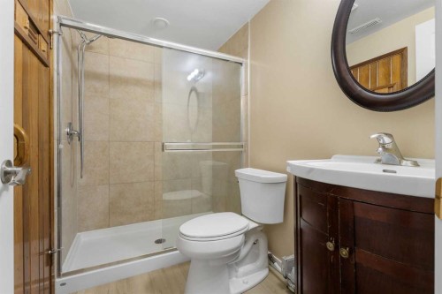 95 Silver Brook Drive Nw, Calgary, AB - Indoor Photo Showing Bathroom