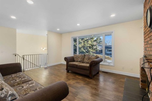95 Silver Brook Drive Nw, Calgary, AB - Indoor Photo Showing Living Room