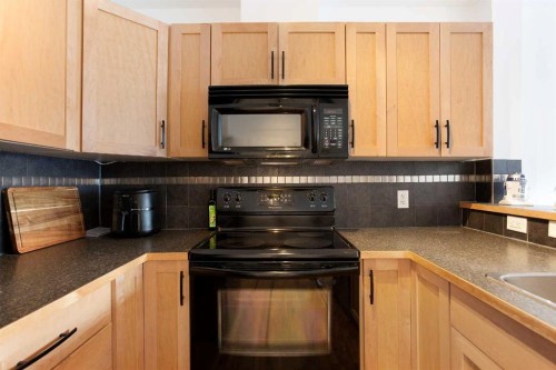 1116-211 Aspen Stone Boulevard Sw, Calgary, AB - Indoor Photo Showing Kitchen