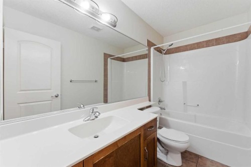 507 17 Avenue Nw, Calgary, AB - Indoor Photo Showing Bathroom