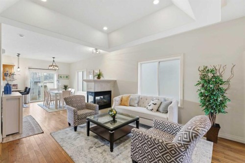 507 17 Avenue Nw, Calgary, AB - Indoor Photo Showing Living Room With Fireplace