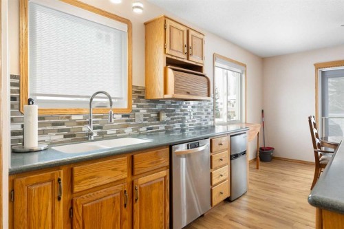 131 Cambria Road, Strathmore, AB - Indoor Photo Showing Kitchen With Double Sink