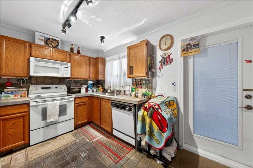 262 Martindale Boulevard Ne, Calgary, AB - Indoor Photo Showing Kitchen With Double Sink