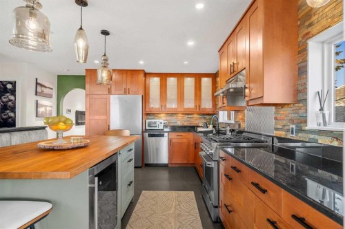 4636 Montana Drive Nw, Calgary, AB - Indoor Photo Showing Kitchen With Upgraded Kitchen