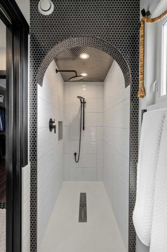 4636 Montana Drive Nw, Calgary, AB - Indoor Photo Showing Bathroom