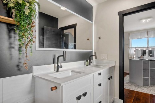 4636 Montana Drive Nw, Calgary, AB - Indoor Photo Showing Bathroom