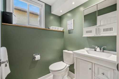 4636 Montana Drive Nw, Calgary, AB - Indoor Photo Showing Bathroom