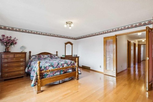 2203 Sirocco Drive Sw, Calgary, AB - Indoor Photo Showing Bedroom