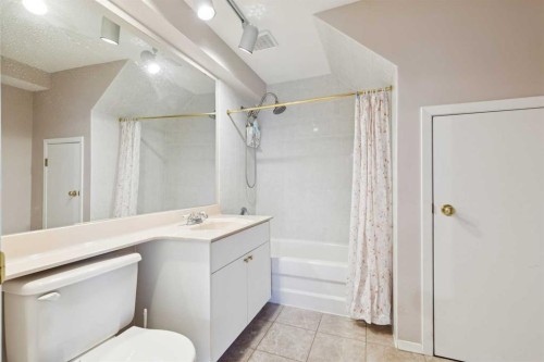2203 Sirocco Drive Sw, Calgary, AB - Indoor Photo Showing Bathroom
