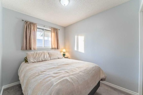9-6503 Ranchview Drive Nw, Calgary, AB - Indoor Photo Showing Bedroom