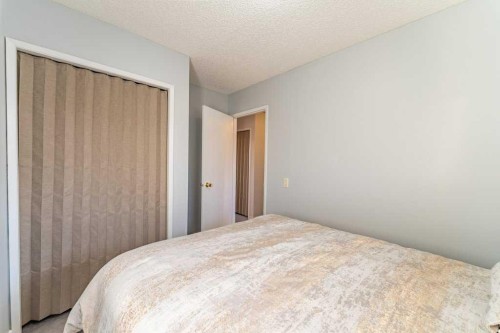 9-6503 Ranchview Drive Nw, Calgary, AB - Indoor Photo Showing Bedroom