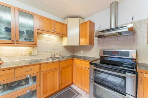 9-6503 Ranchview Drive Nw, Calgary, AB - Indoor Photo Showing Kitchen With Double Sink