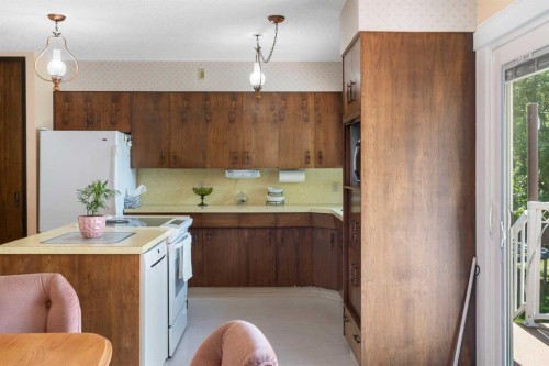 4214 50 Avenue, Olds, AB - Indoor Photo Showing Kitchen