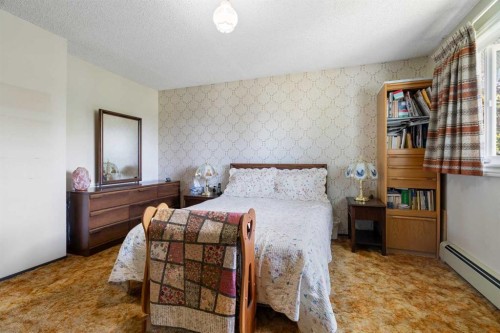 4214 50 Avenue, Olds, AB - Indoor Photo Showing Bedroom