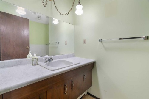 4214 50 Avenue, Olds, AB - Indoor Photo Showing Bathroom