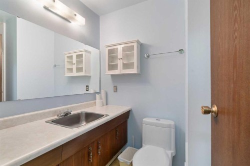 4214 50 Avenue, Olds, AB - Indoor Photo Showing Bathroom