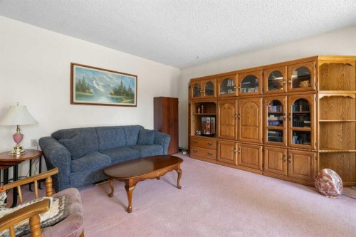 4214 50 Avenue, Olds, AB - Indoor Photo Showing Living Room