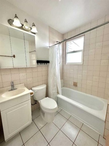 6204 18 Street Se, Calgary, AB - Indoor Photo Showing Bathroom