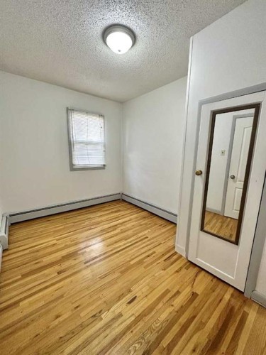 6204 18 Street Se, Calgary, AB - Indoor Photo Showing Other Room