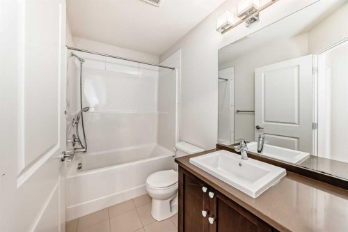 986 Sherwood Boulevard Nw, Calgary, AB - Indoor Photo Showing Bathroom