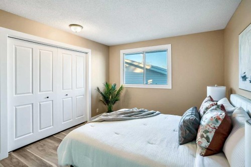 467 Berkley Crescent Nw, Calgary, AB - Indoor Photo Showing Bedroom