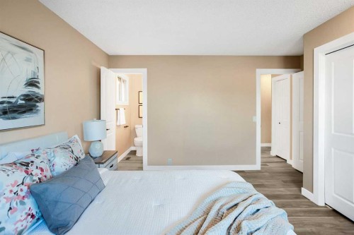 467 Berkley Crescent Nw, Calgary, AB - Indoor Photo Showing Bedroom