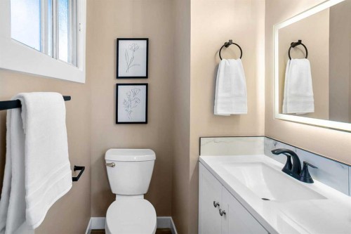 467 Berkley Crescent Nw, Calgary, AB - Indoor Photo Showing Bathroom