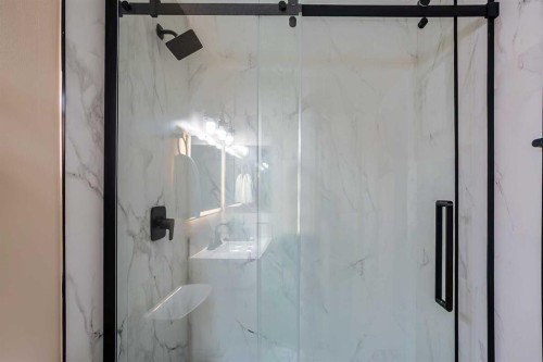 467 Berkley Crescent Nw, Calgary, AB - Indoor Photo Showing Bathroom