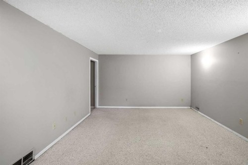 467 Berkley Crescent Nw, Calgary, AB - Indoor Photo Showing Other Room