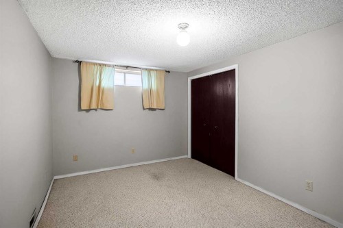 467 Berkley Crescent Nw, Calgary, AB - Indoor Photo Showing Other Room