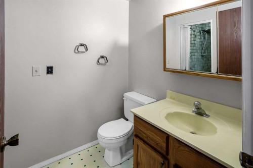 467 Berkley Crescent Nw, Calgary, AB - Indoor Photo Showing Bathroom