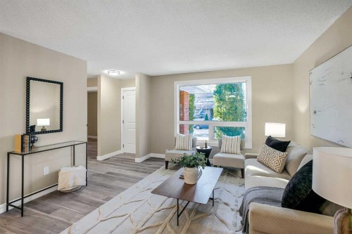 467 Berkley Crescent Nw, Calgary, AB - Indoor Photo Showing Living Room