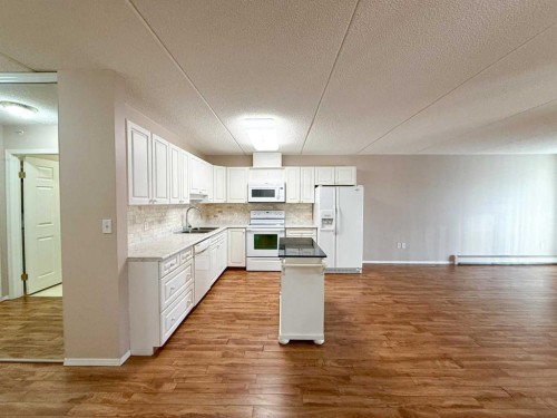 306-4514 54 Avenue, Olds, AB - Indoor Photo Showing Kitchen