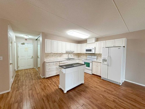 306-4514 54 Avenue, Olds, AB - Indoor Photo Showing Kitchen