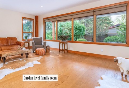 517 4Th Street, Canmore, AB - Indoor Photo Showing Living Room