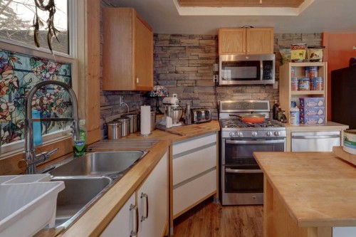 6424 32 Avenue Nw, Calgary, AB - Indoor Photo Showing Kitchen With Double Sink
