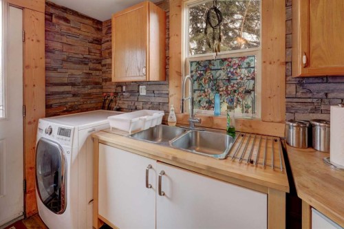 6424 32 Avenue Nw, Calgary, AB - Indoor Photo Showing Laundry Room