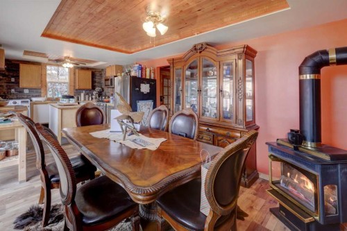 6424 32 Avenue Nw, Calgary, AB - Indoor Photo Showing Dining Room