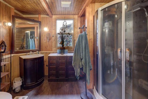 6424 32 Avenue Nw, Calgary, AB - Indoor Photo Showing Bathroom