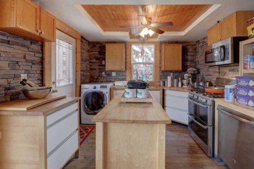 6424 32 Avenue Nw, Calgary, AB - Indoor Photo Showing Kitchen