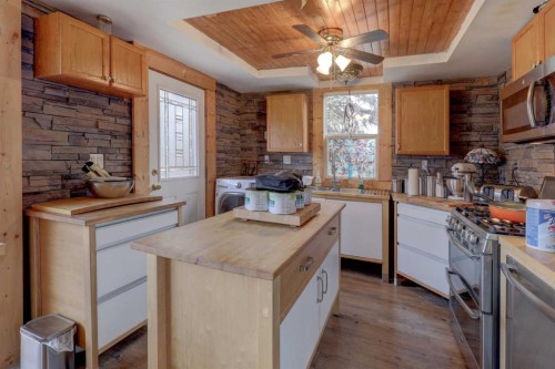 6424 32 Avenue Nw, Calgary, AB - Indoor Photo Showing Kitchen